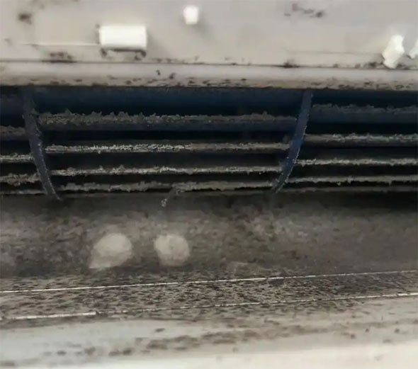 德钦空调吹的风有股烧焦味是怎么回事